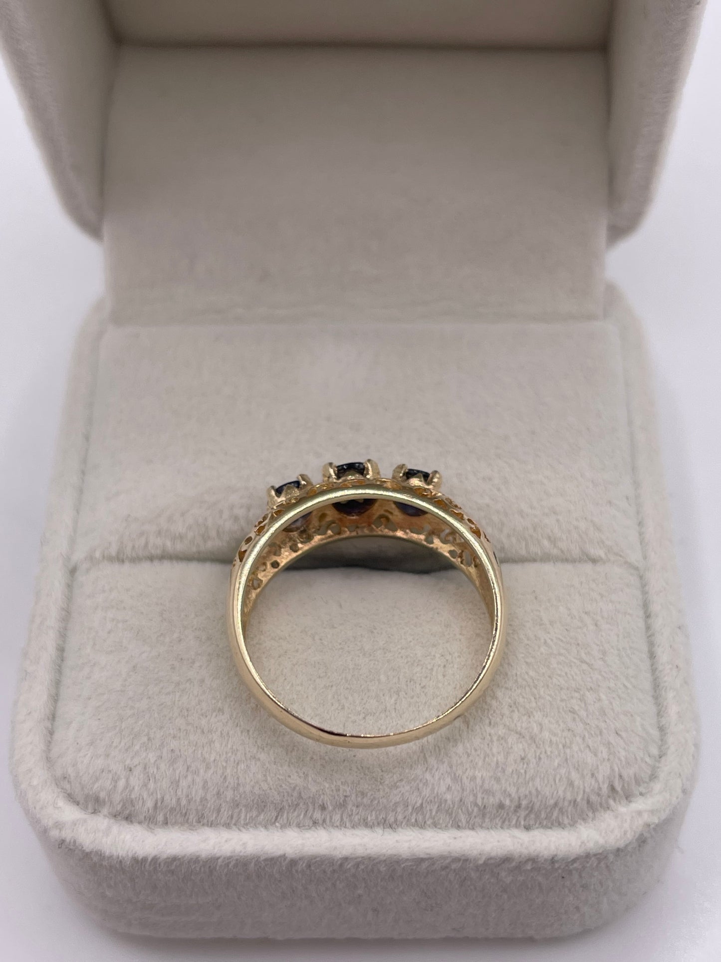 9ct gold sapphire ring