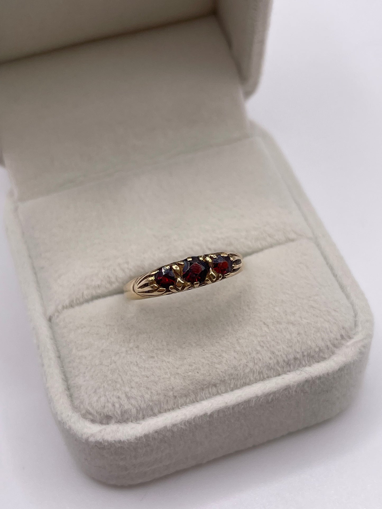 9ct gold garnet ring