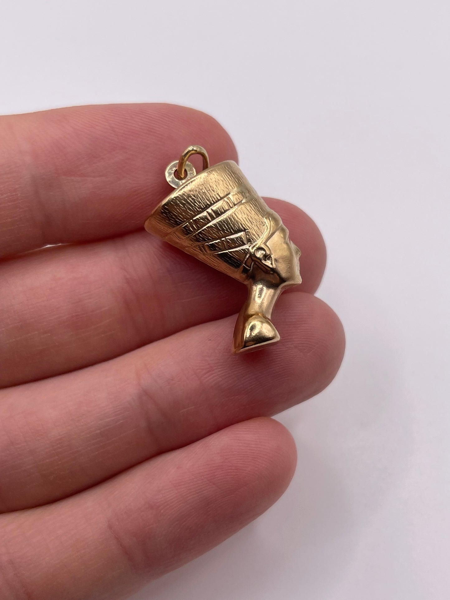 9ct gold queen Nefertiti pendant