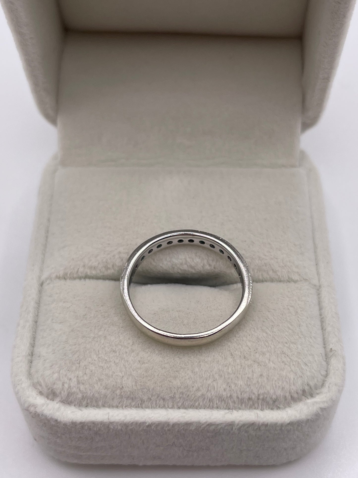 9ct white gold emerald and diamond ring
