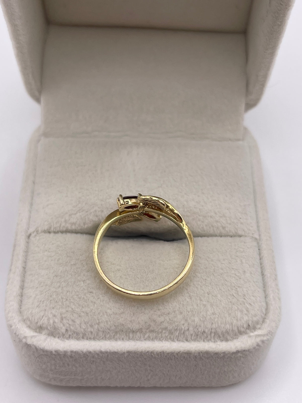 9ct gold garnet ring