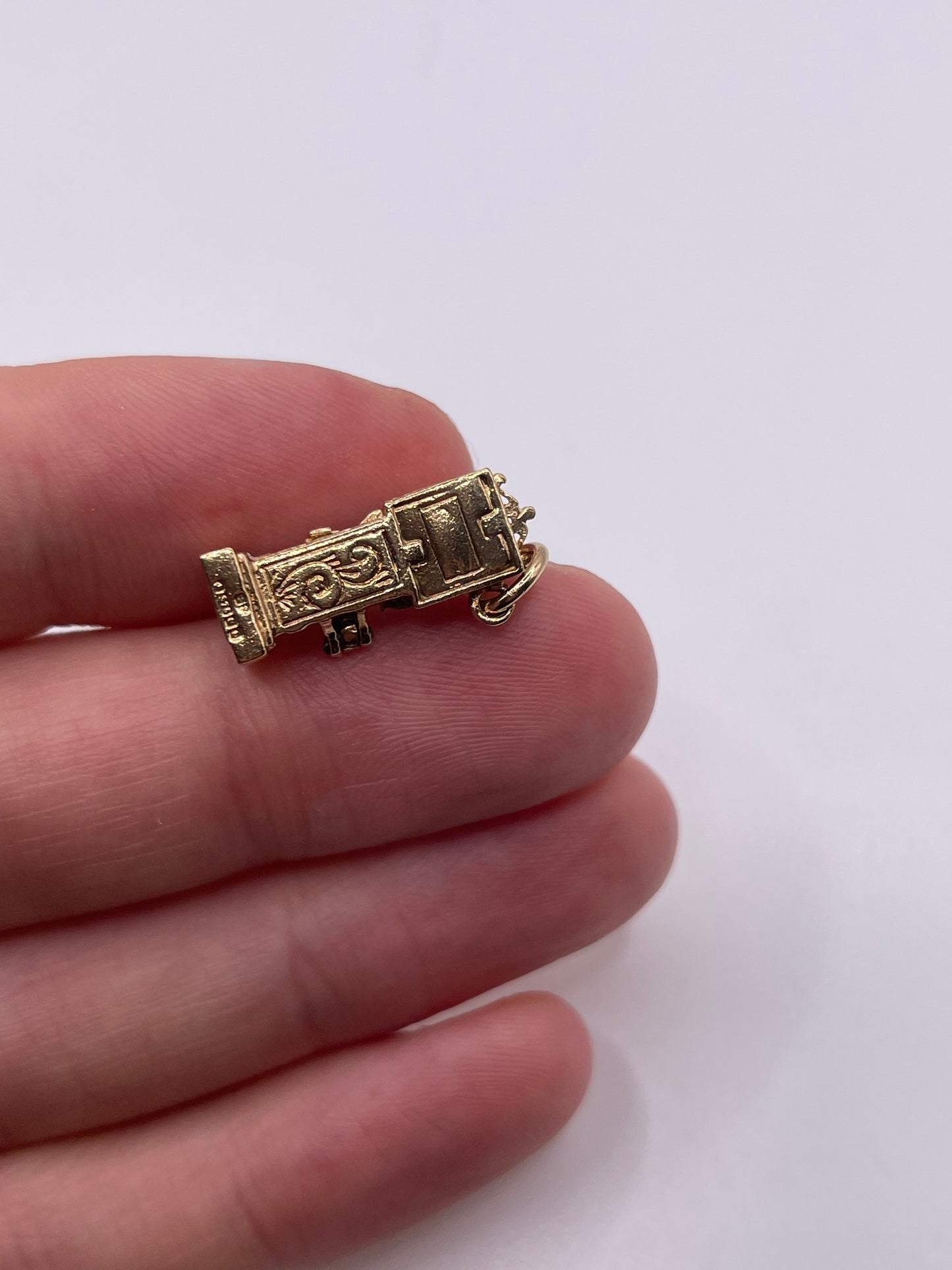 9ct gold mouse ran up the clock charm
