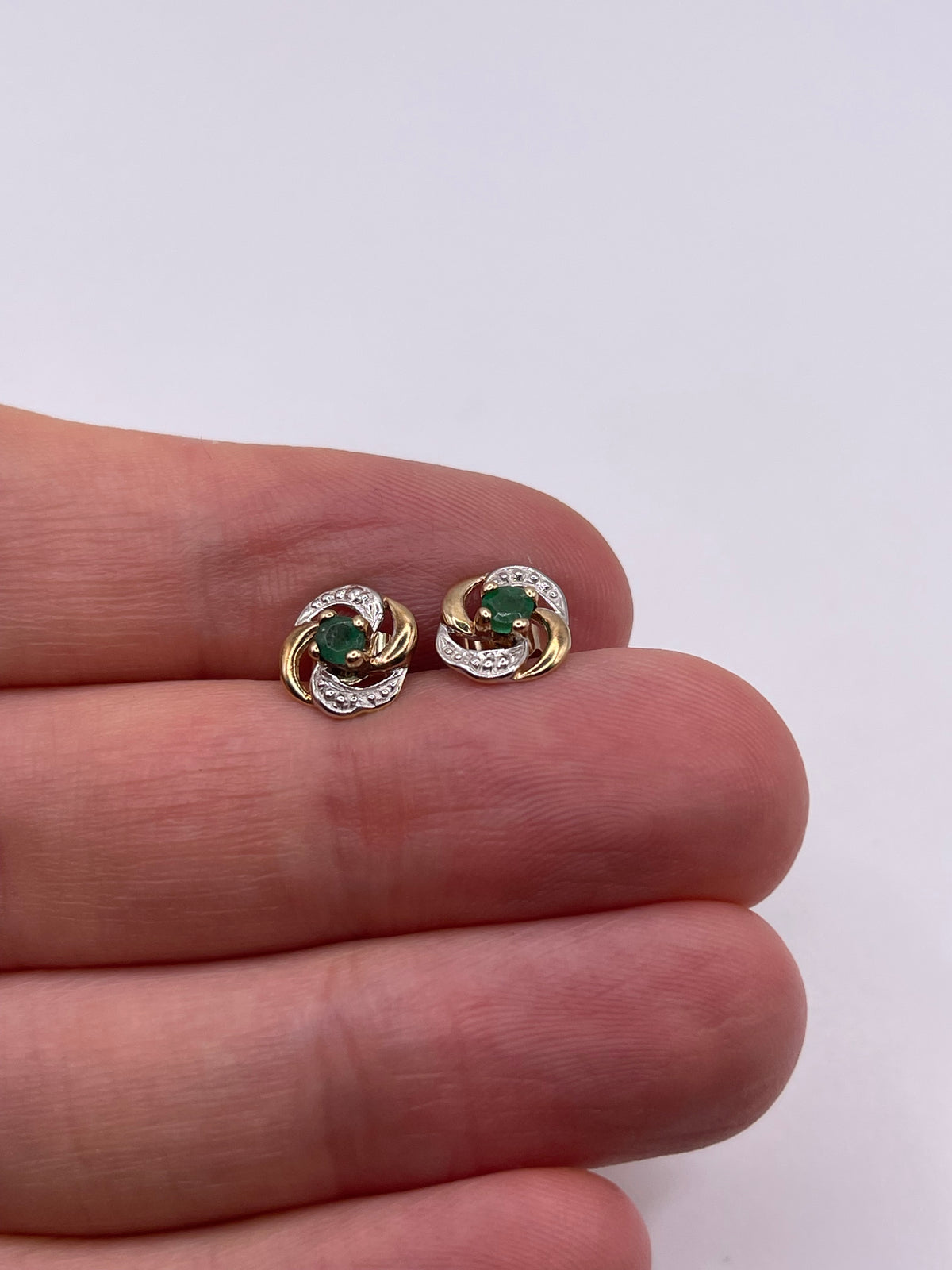 9ct gold emerald earrings