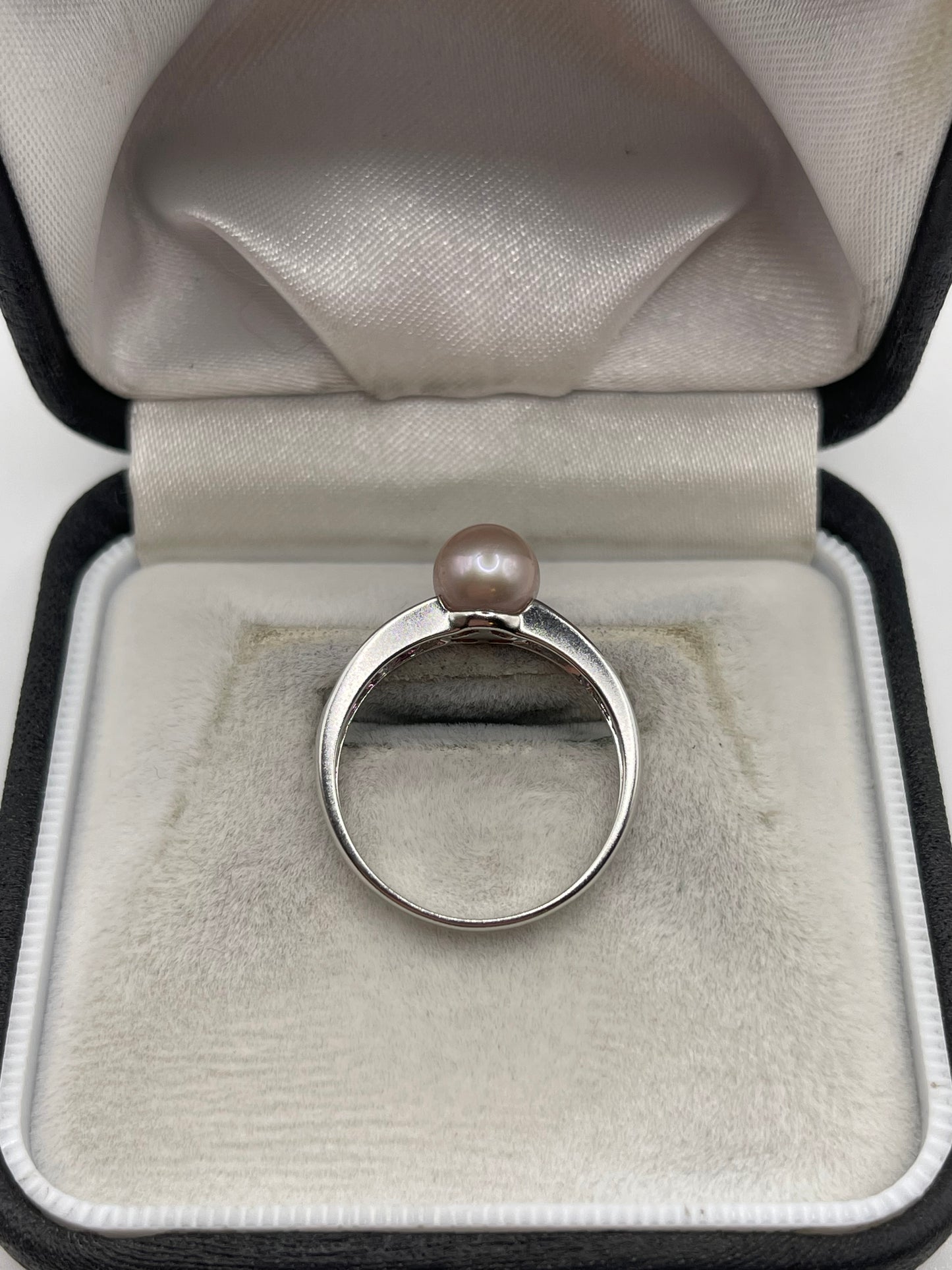 9ct white gold pearl and garnet ring