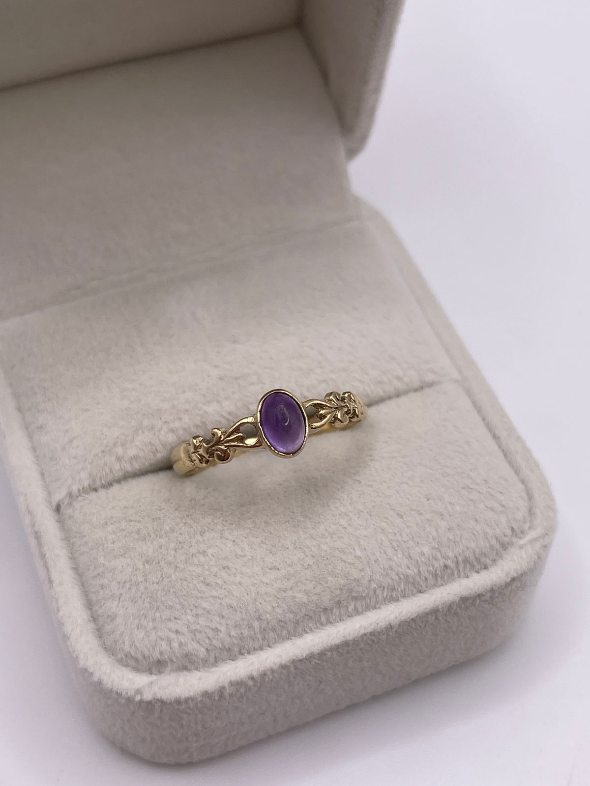 9ct gold cabochon amethyst ring