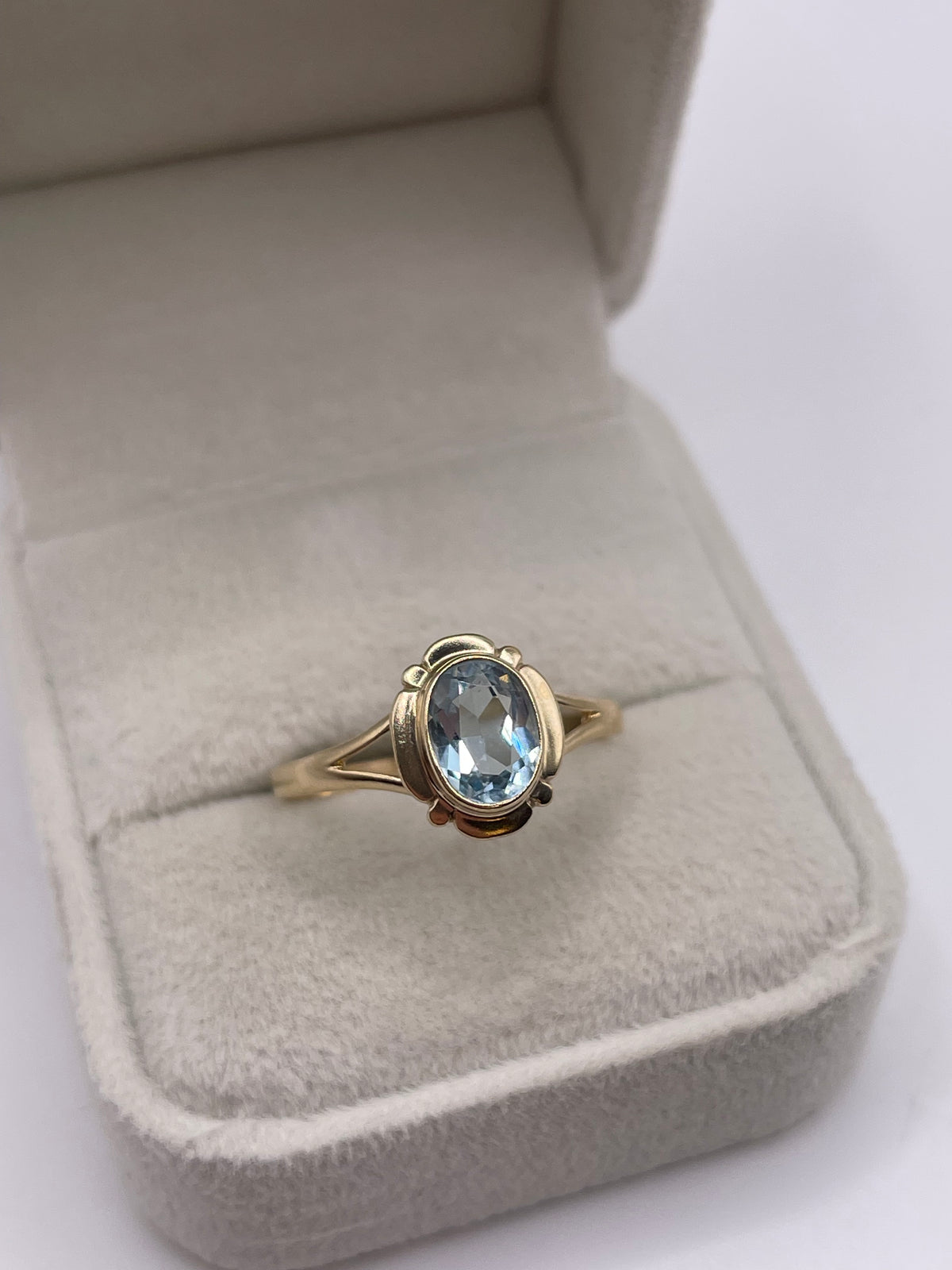 9ct gold aquamarine ring