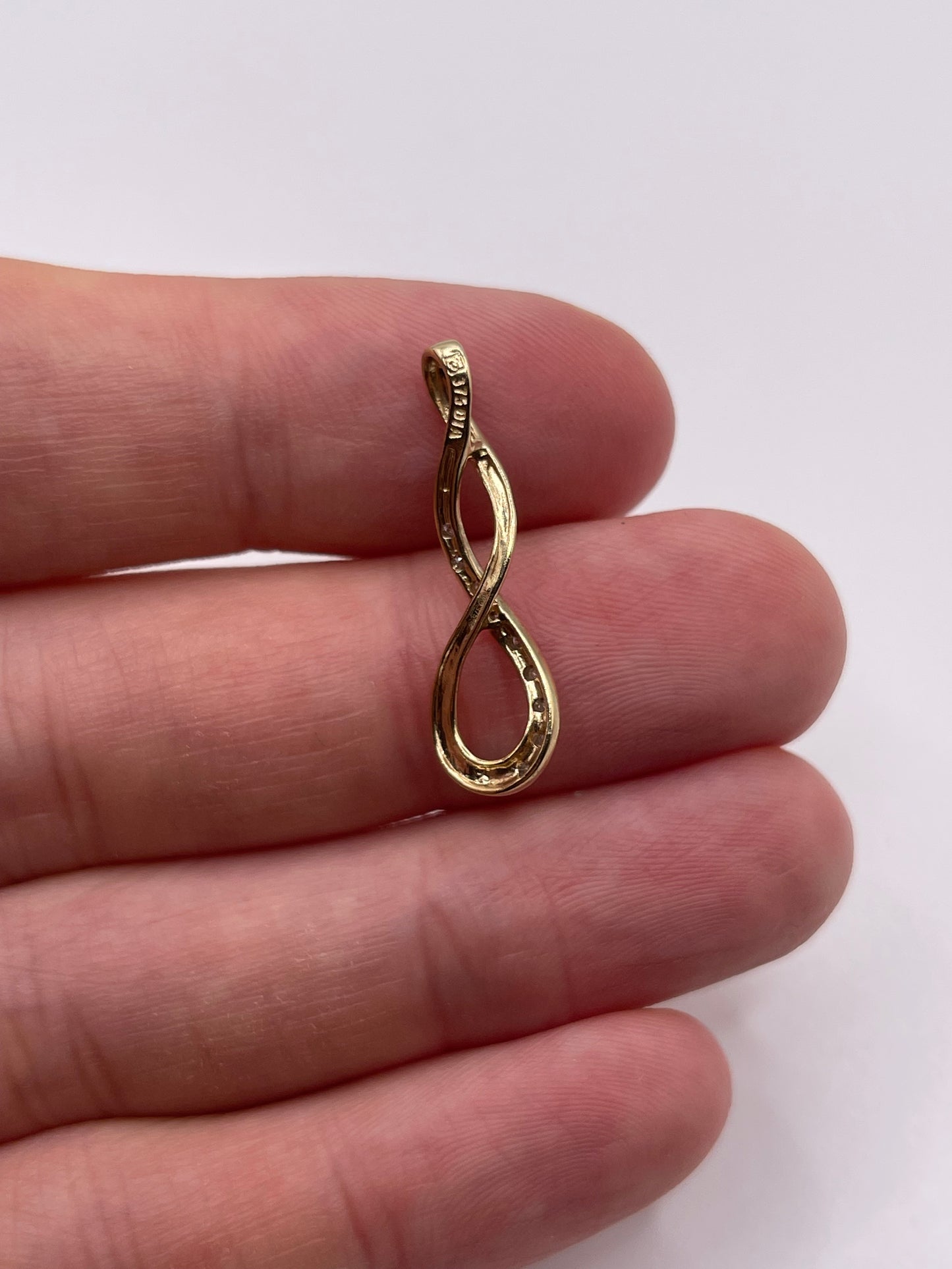 9ct gold diamond pendant