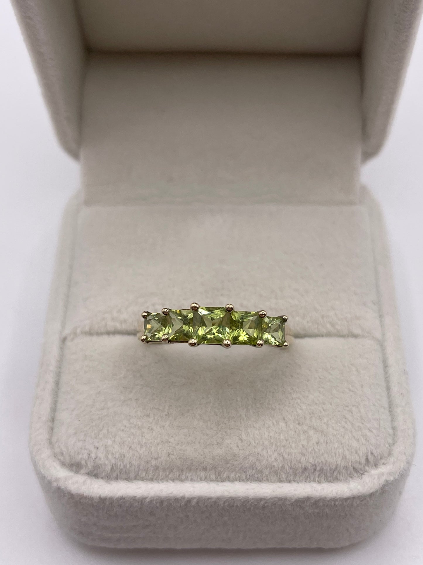 9ct gold peridot ring