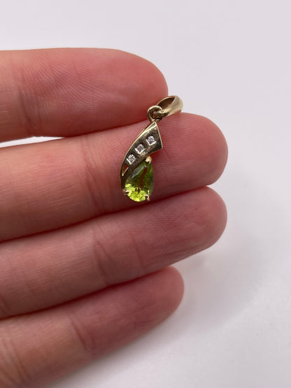 9ct gold peridot and diamond pendant