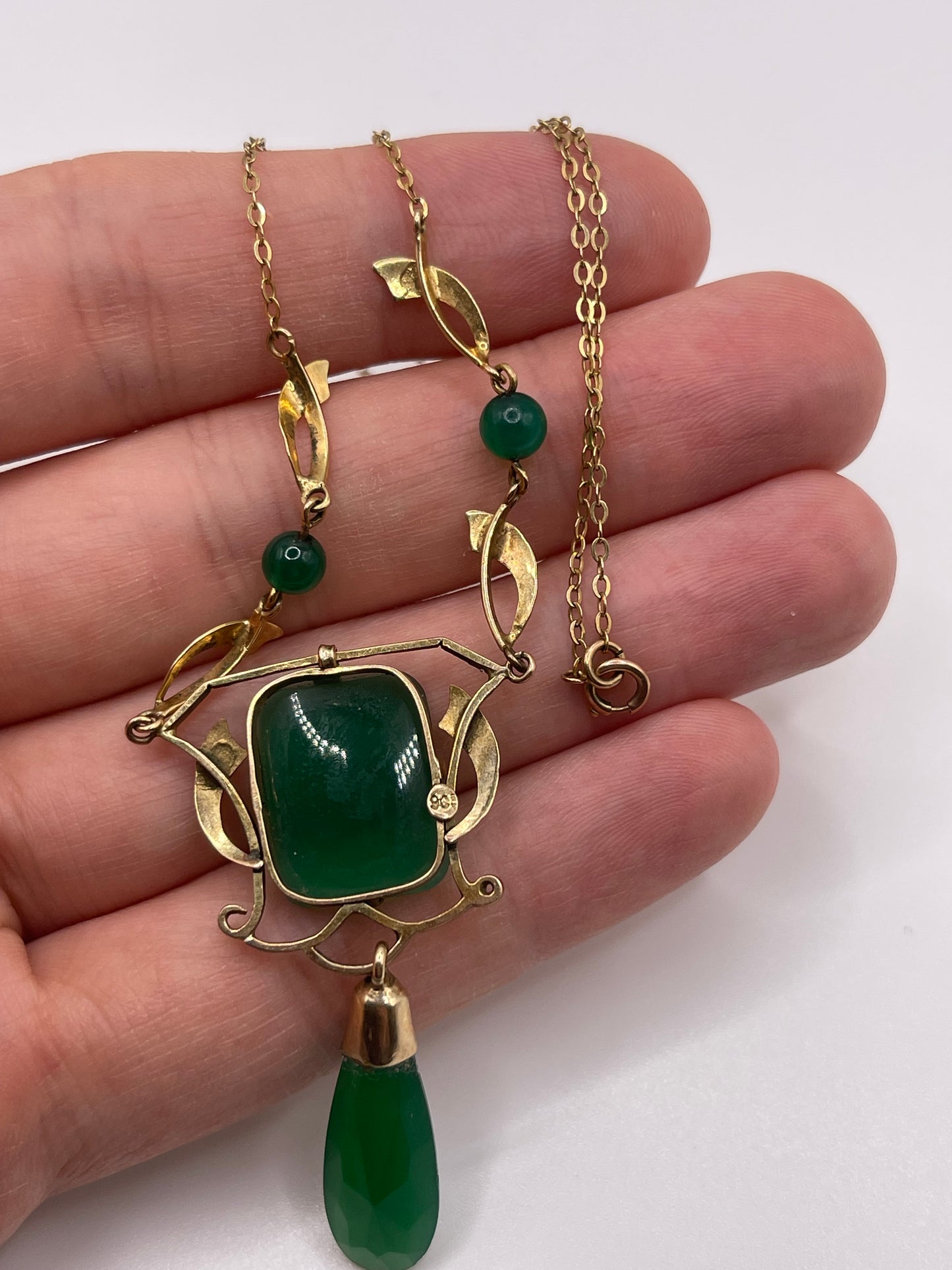 9ct gold chrysoprase necklace