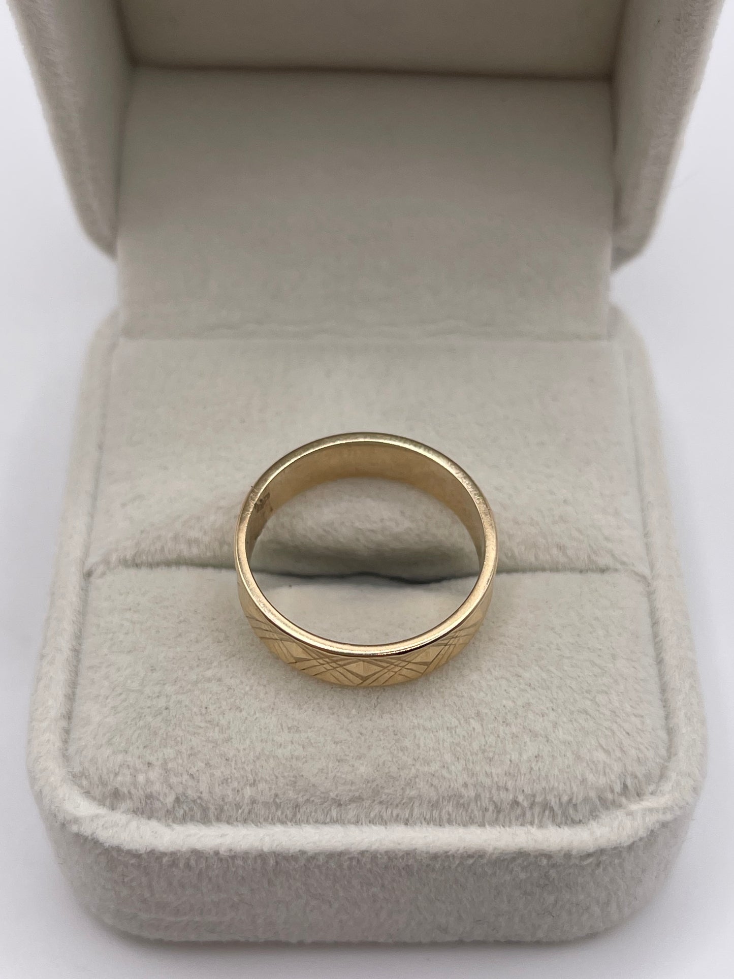 9ct gold patterned band