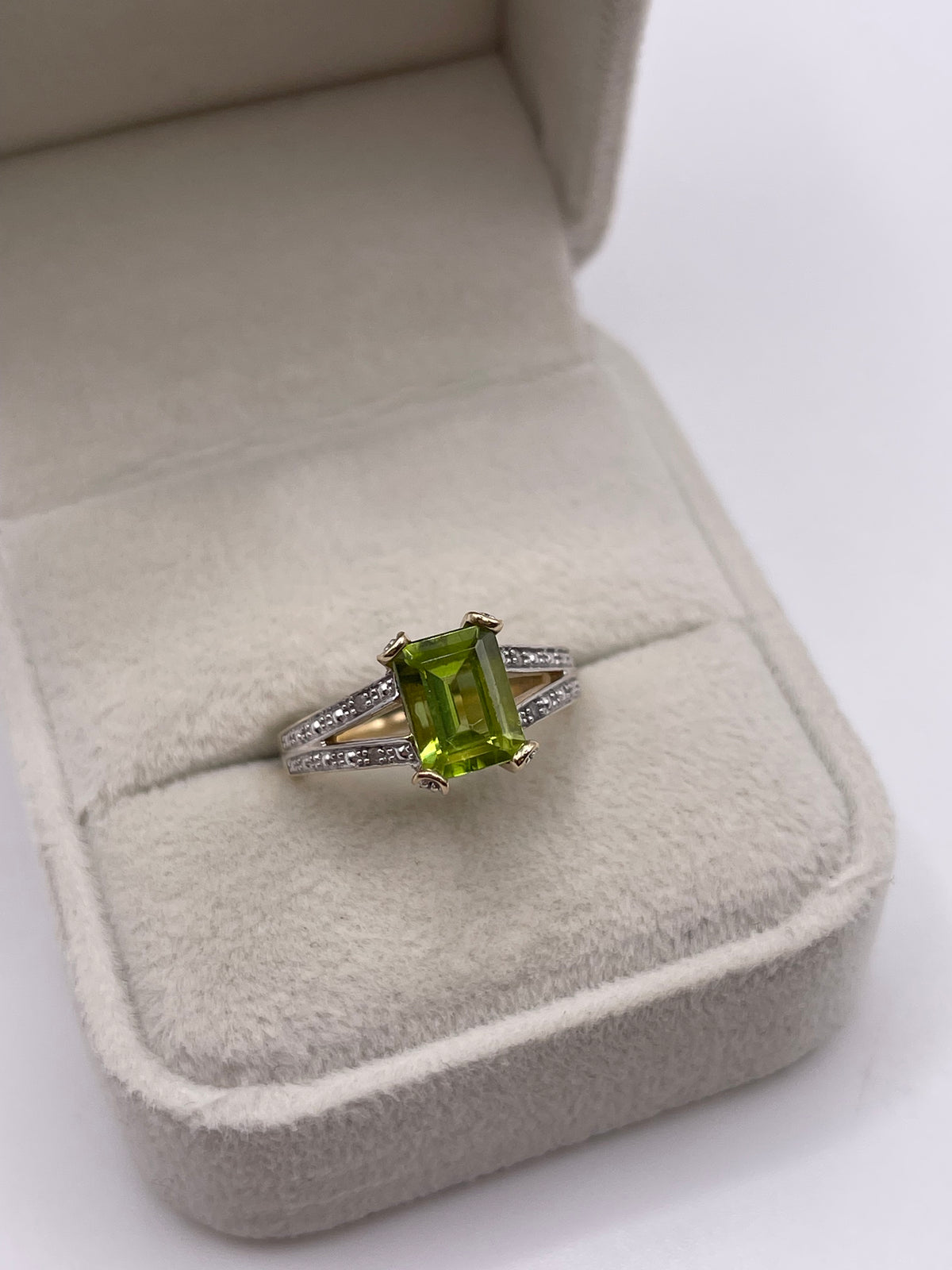 9ct gold peridot and diamond ring