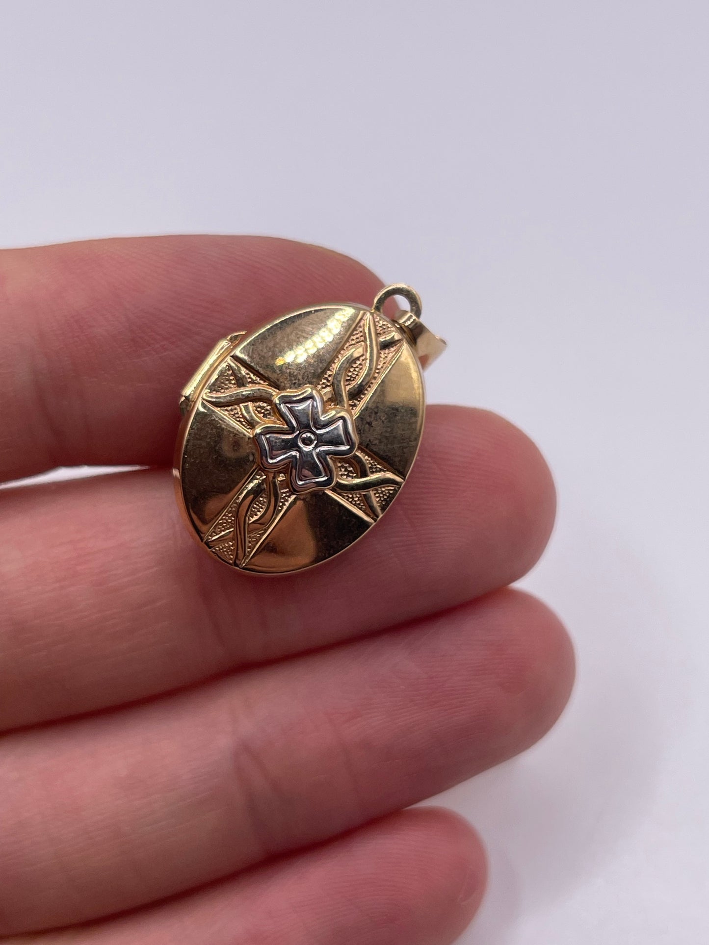 9ct gold clover locket pendant