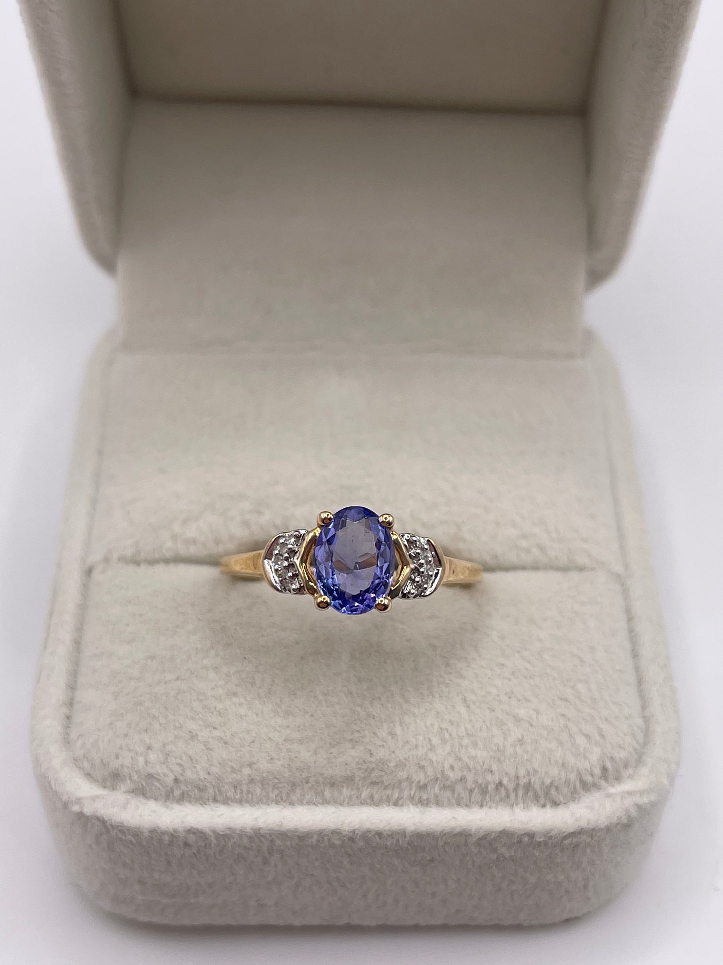 9ct gold tanzanite and diamond ring