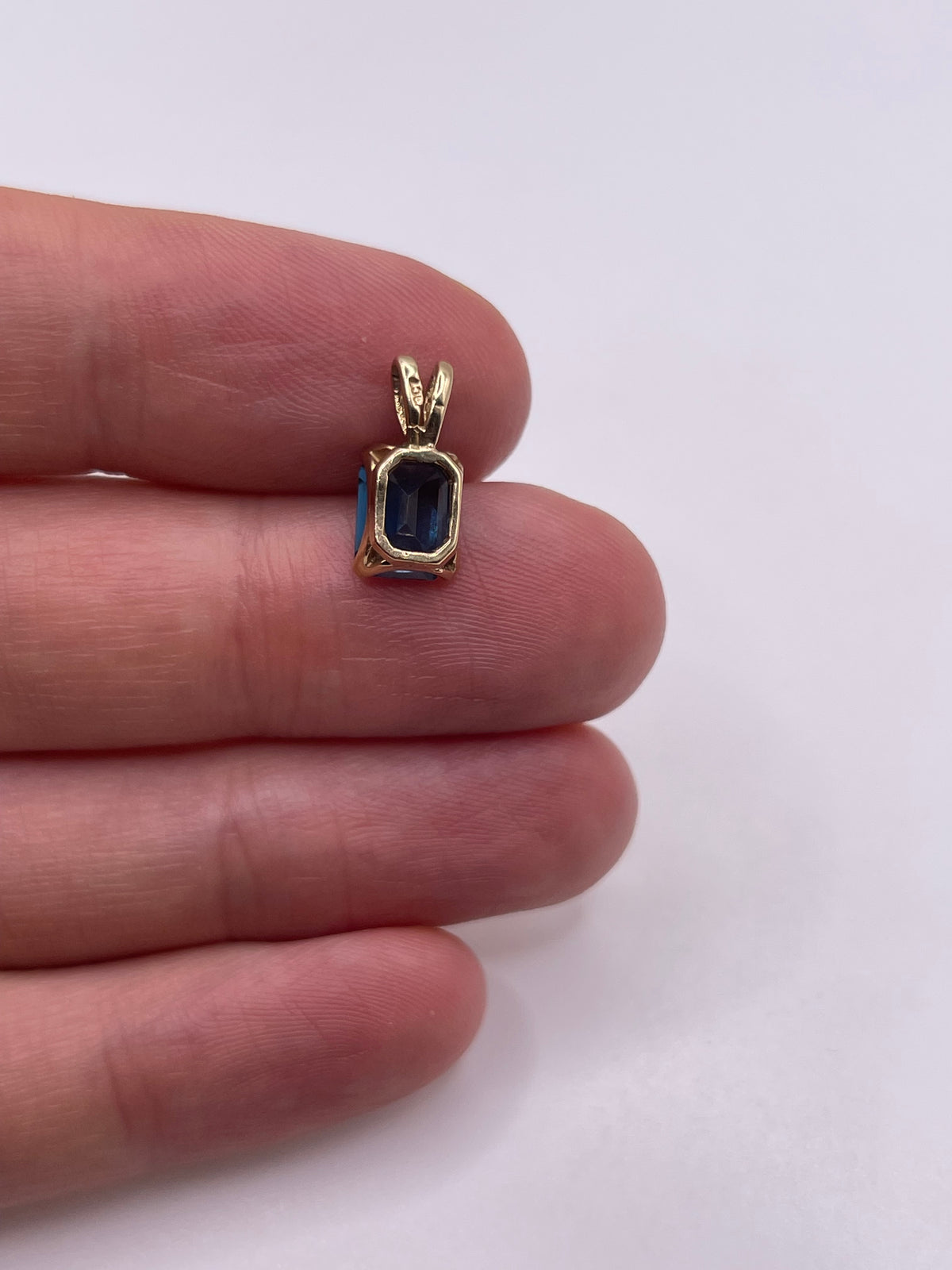 9ct gold topaz pendant