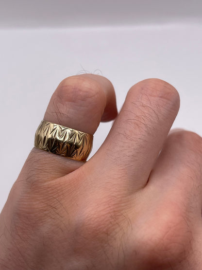 9ct gold patterned band