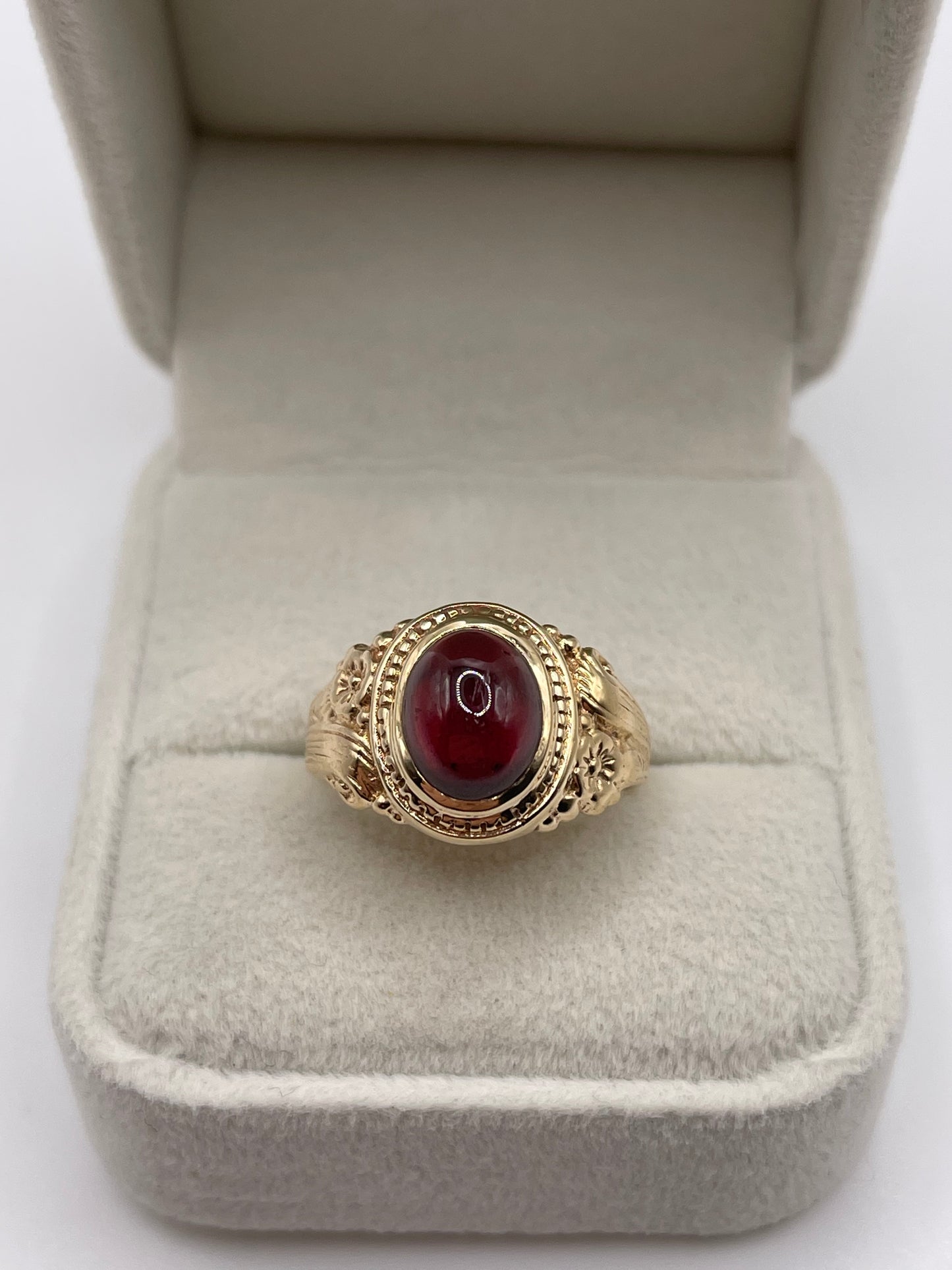 9ct gold cabochon garnet ring