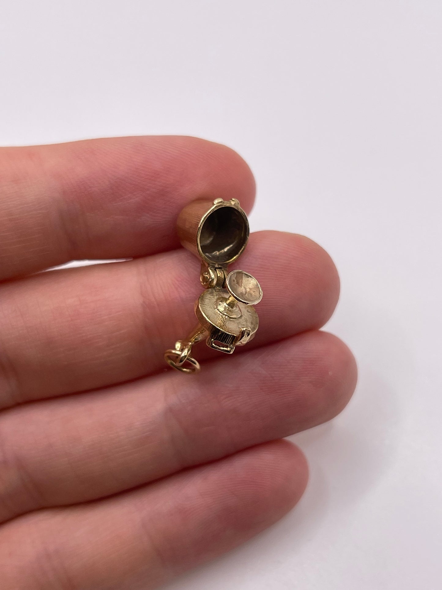 9ct gold champagne charm