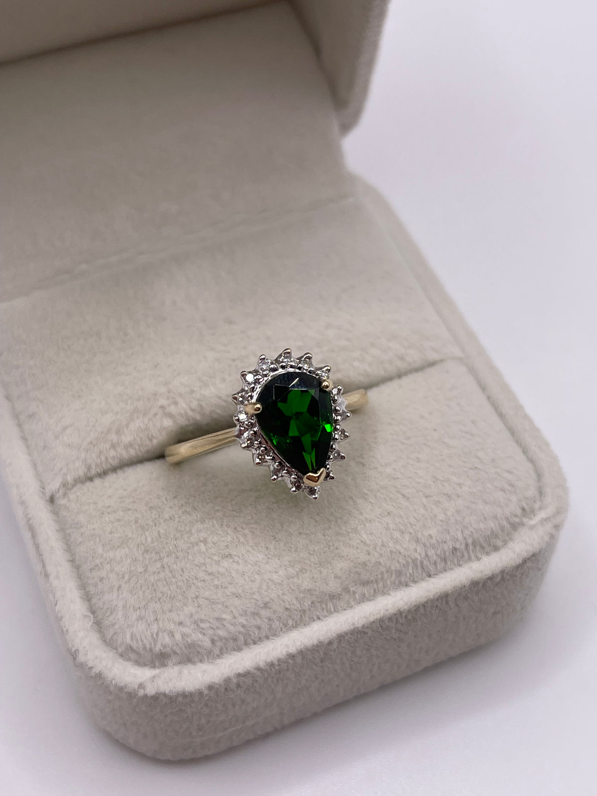 9ct gold diopside and diamond ring