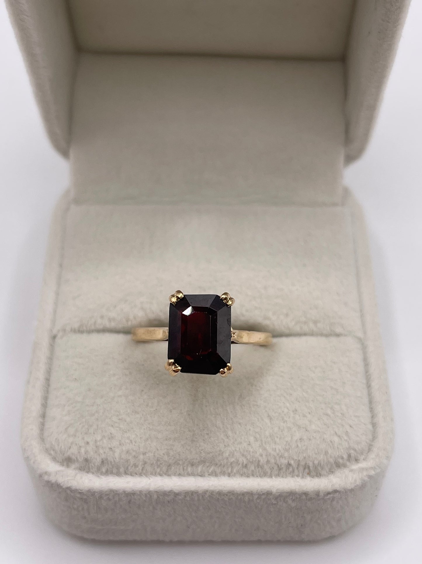 9ct gold garnet ring
