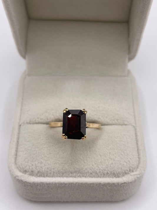 9ct gold garnet ring