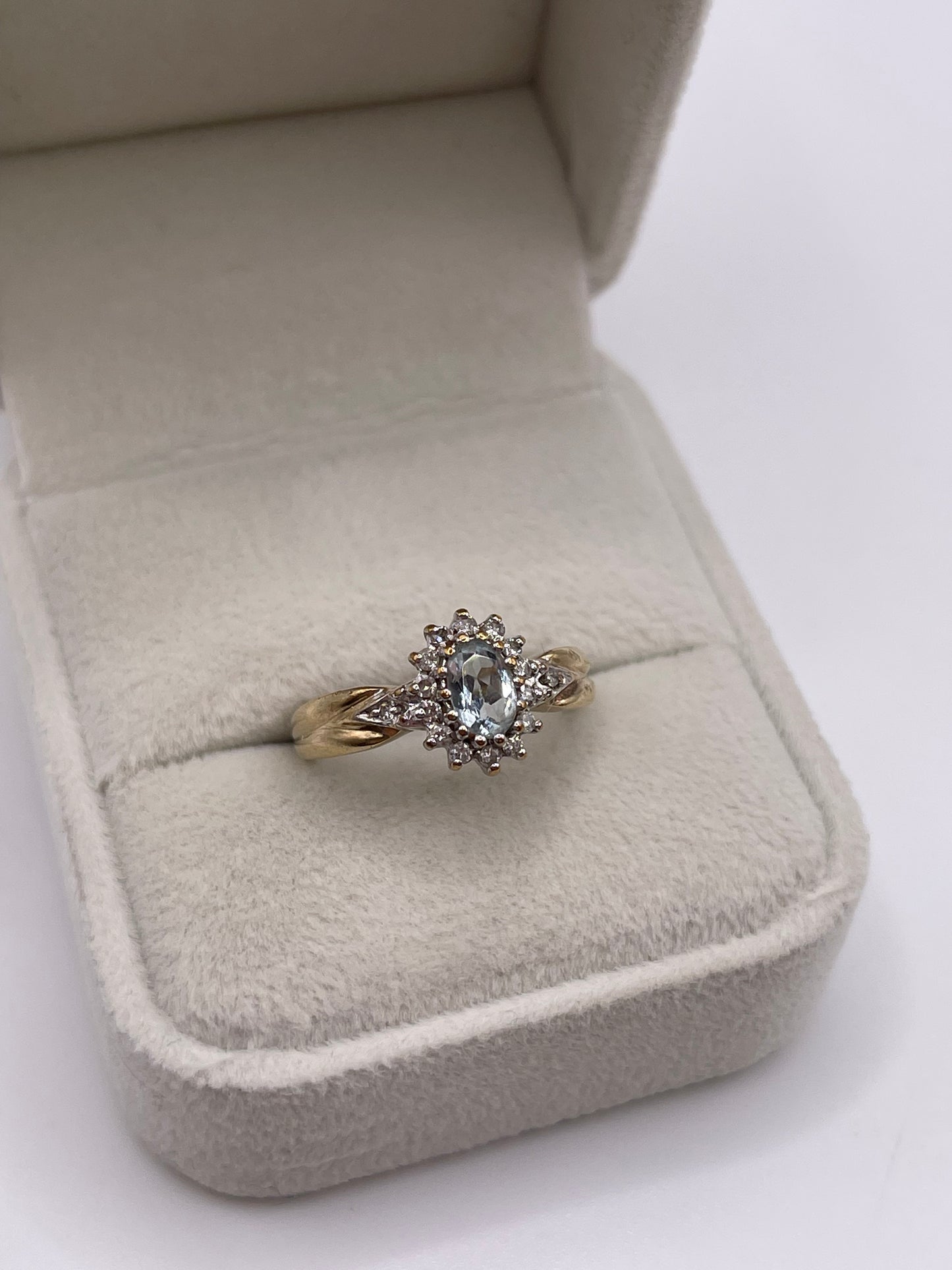 9ct gold aquamarine and diamond ring