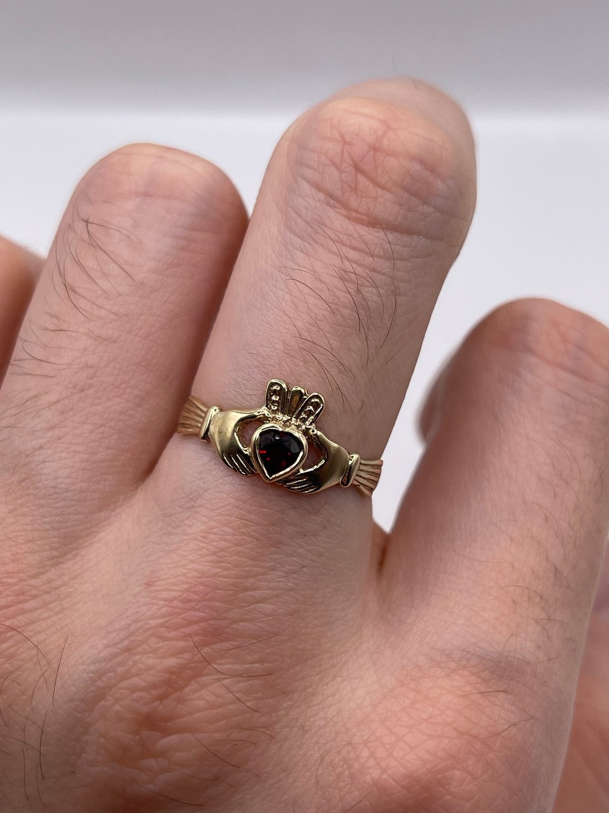 9ct gold garnet claddagh ring