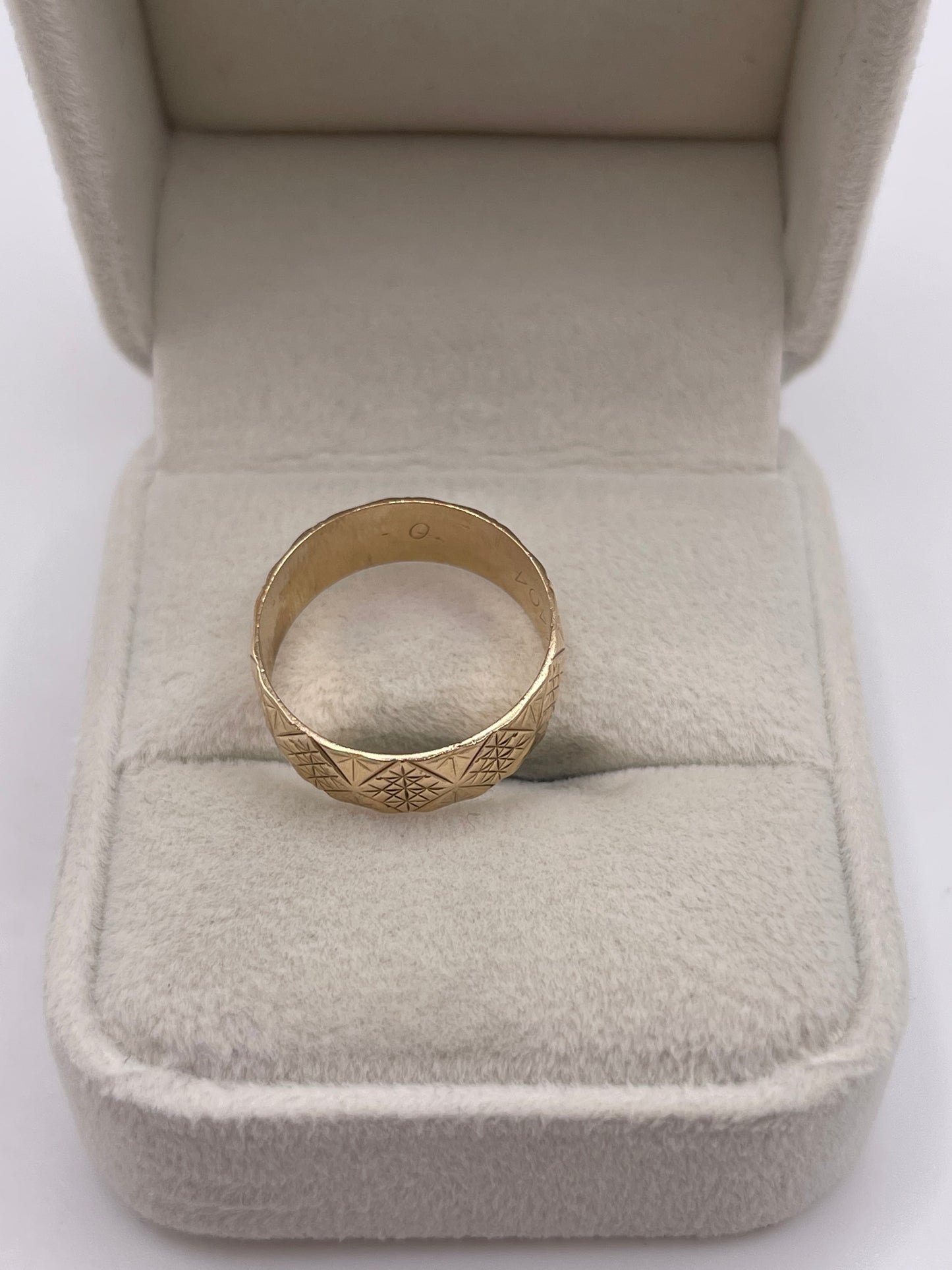 9ct gold patterned band