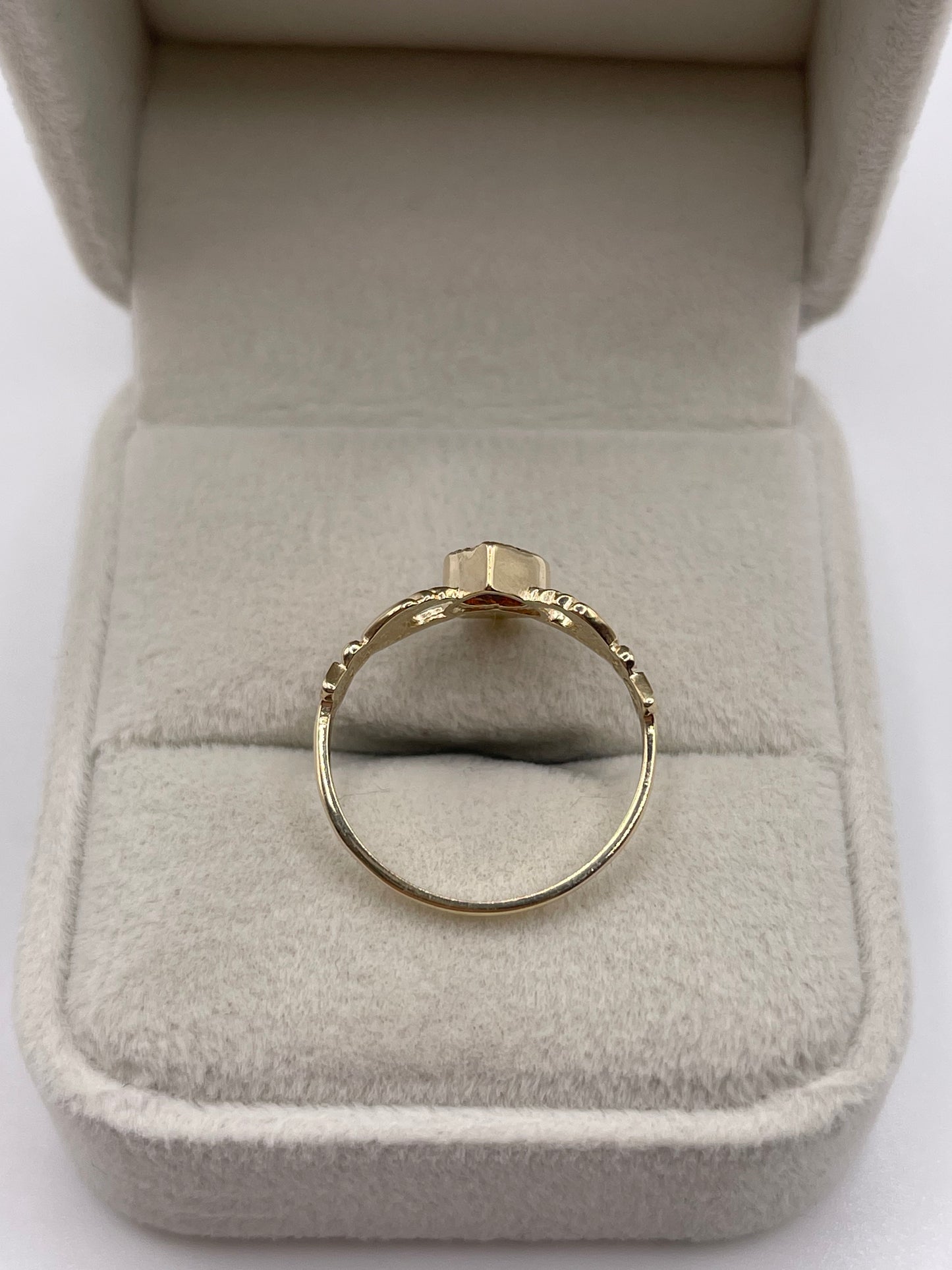 9ct gold garnet claddagh ring