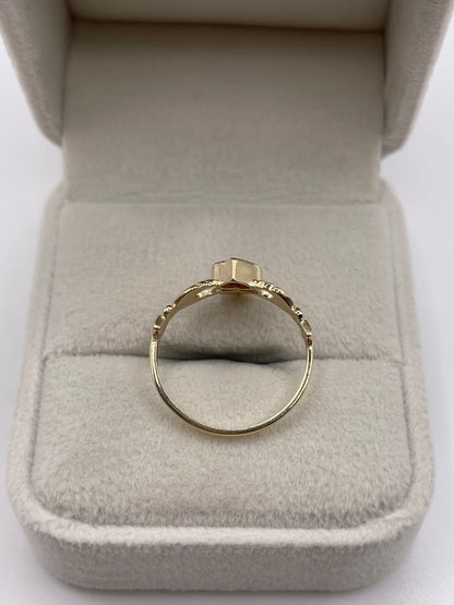 9ct gold garnet claddagh ring