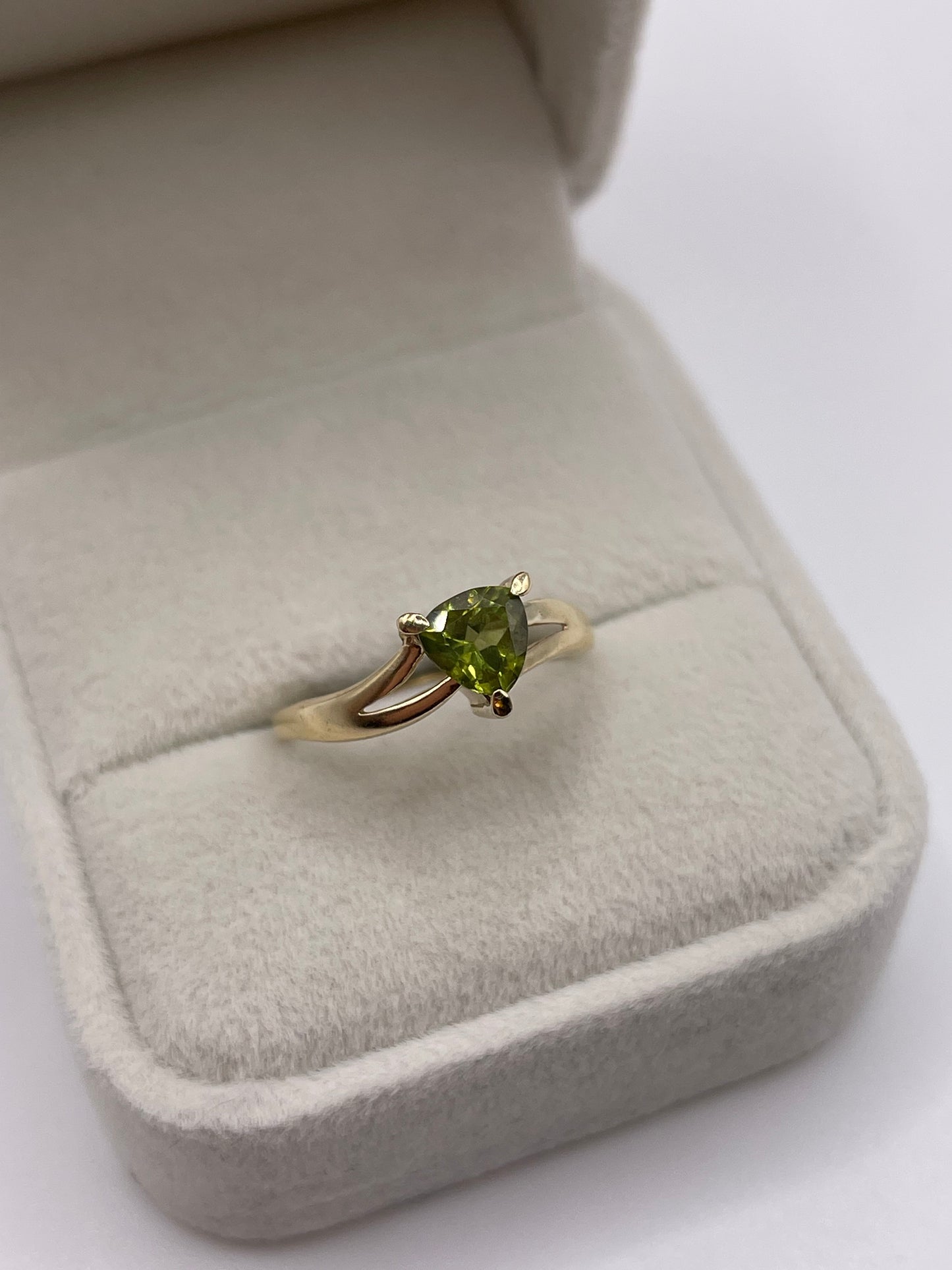 9ct gold quartz ring