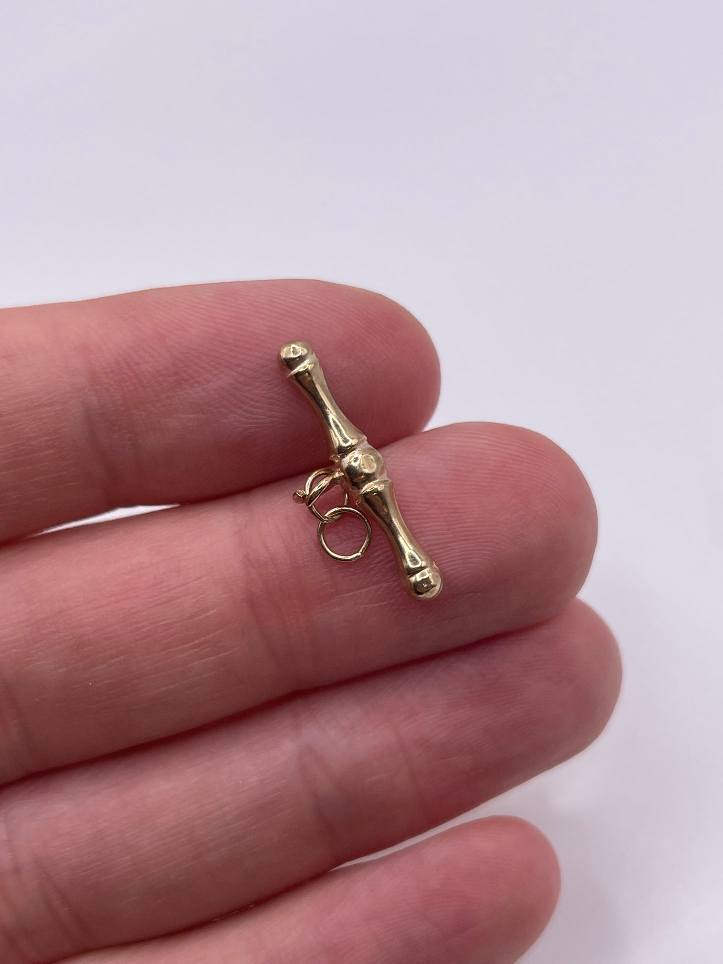 9ct gold t bar pendant
