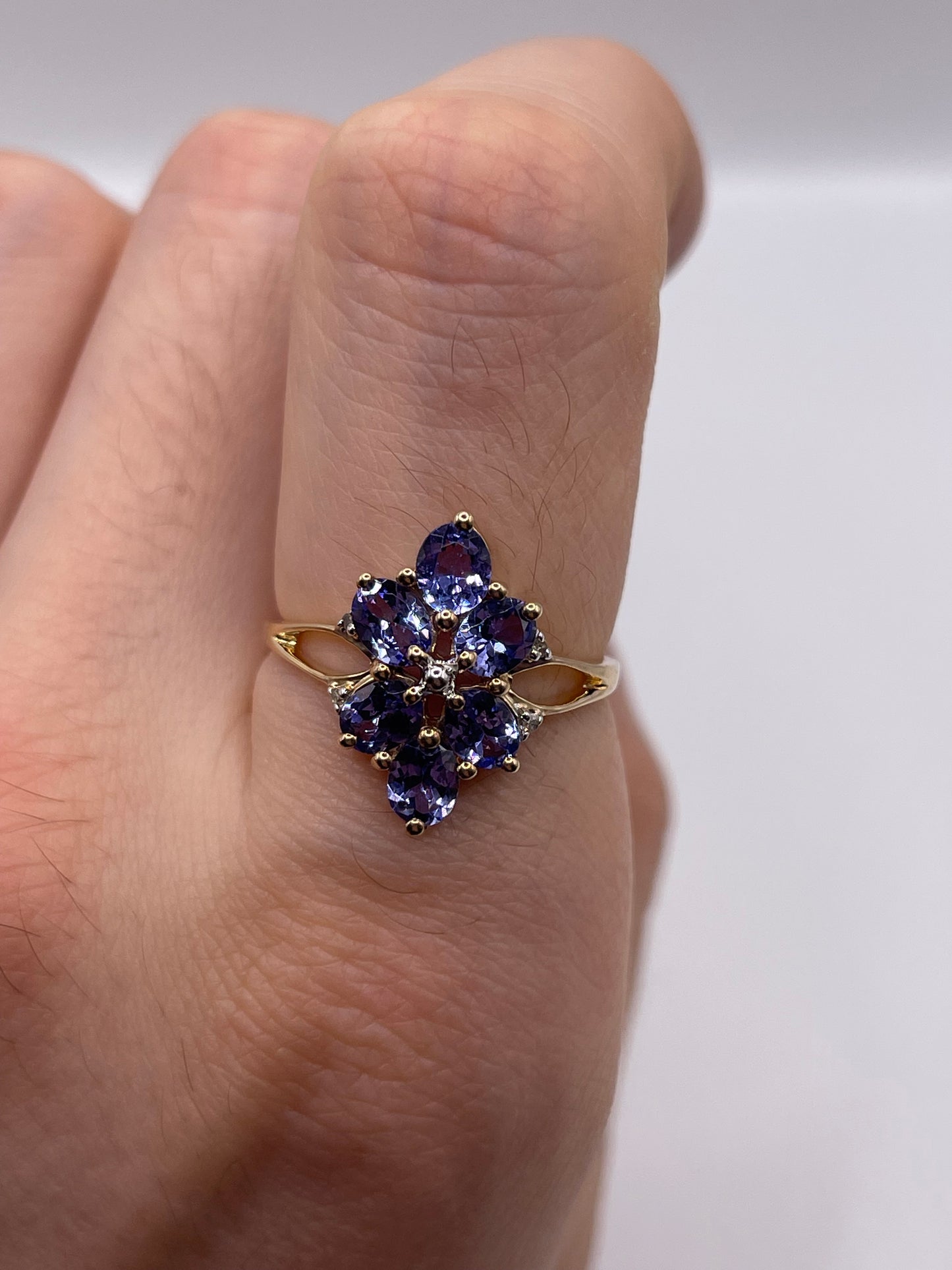9ct gold tanzanite and diamond ring