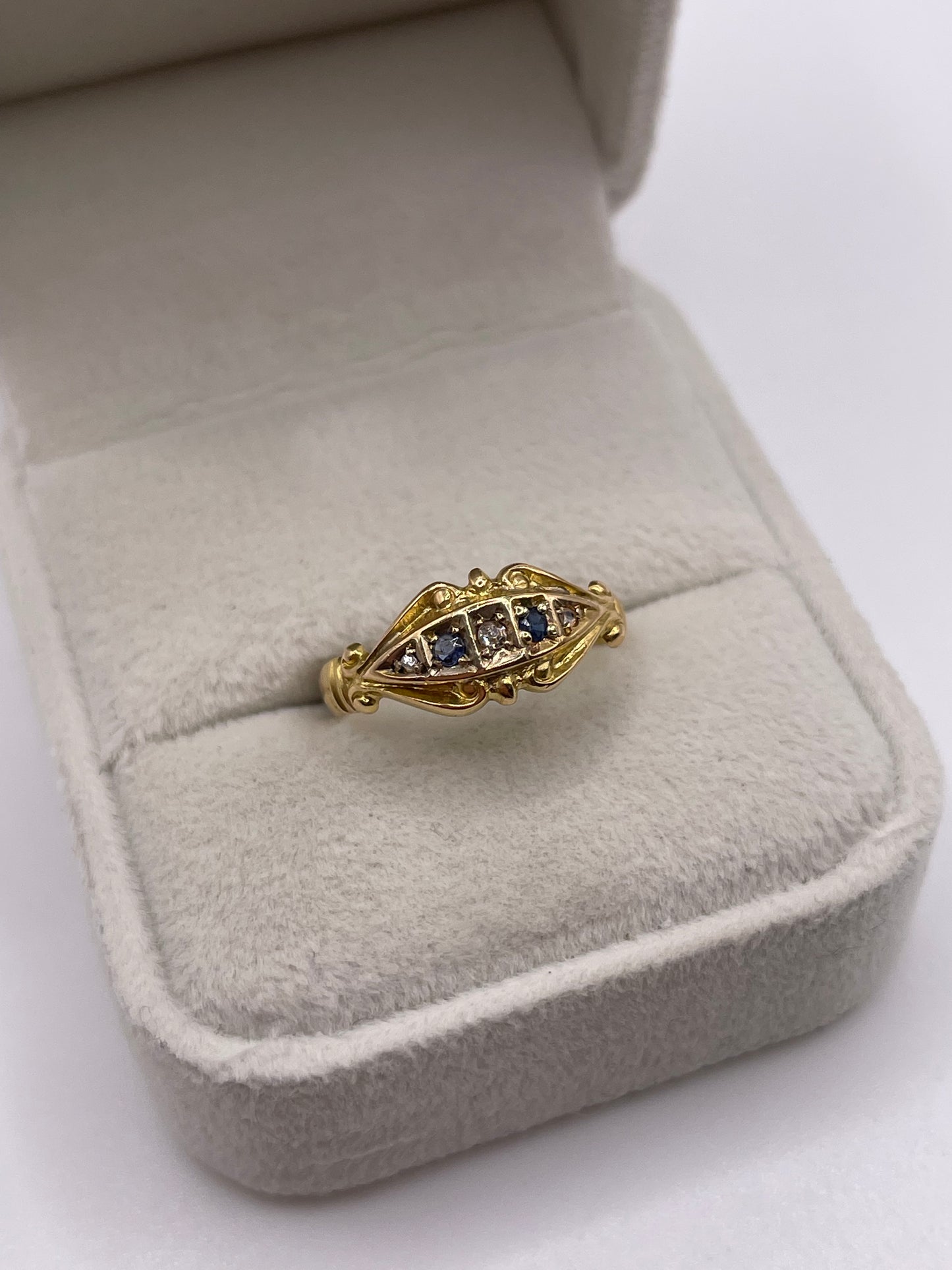 Antique 18ct gold sapphire and diamond ring