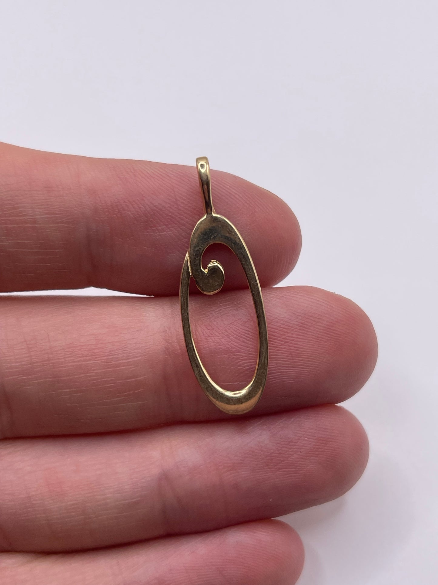 9ct gold initial O pendant