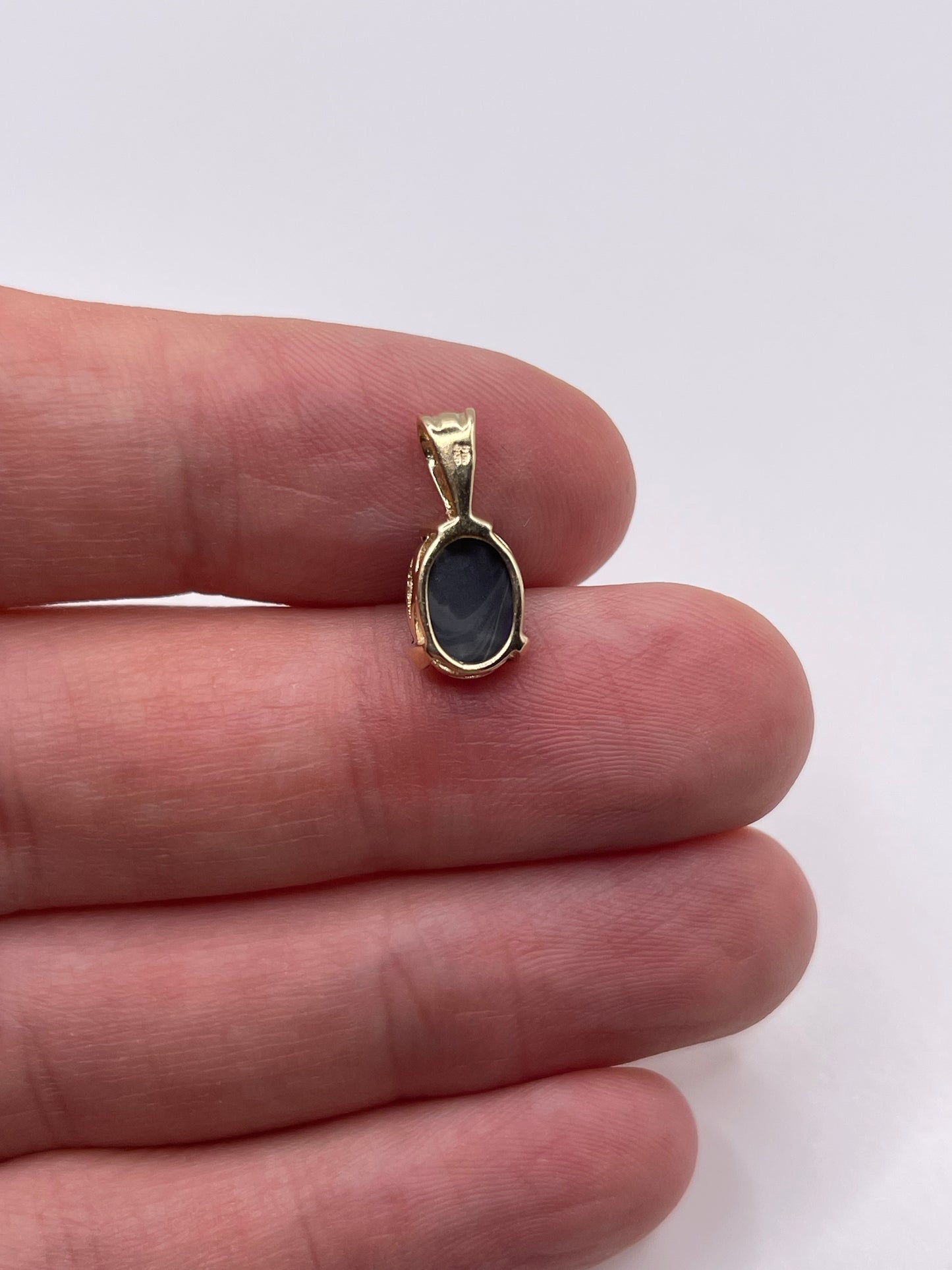 9ct gold opal pendant