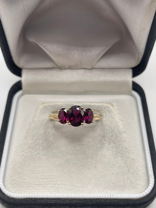 9ct gold garnet ring