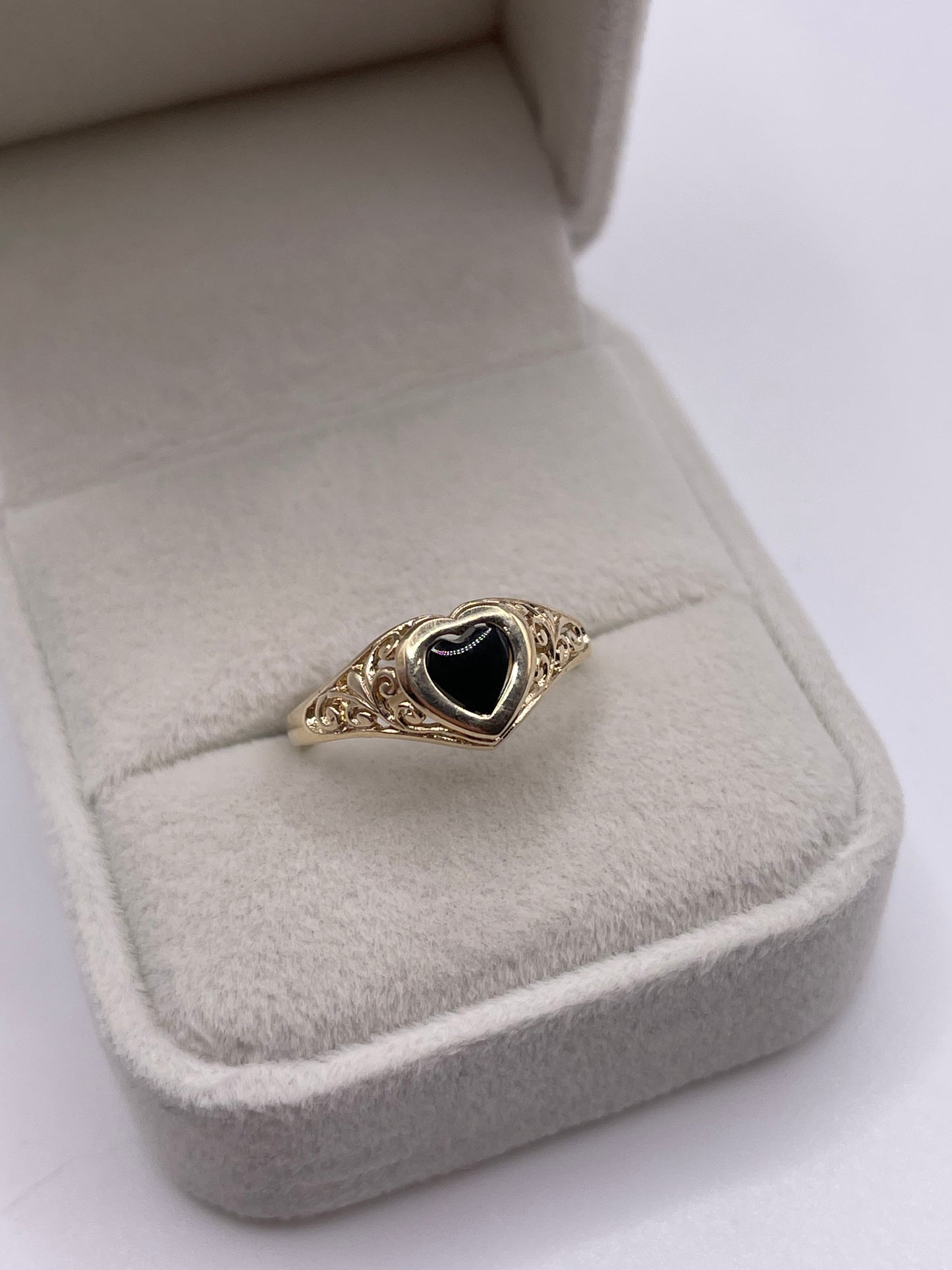 9ct gold onyx heart ring
