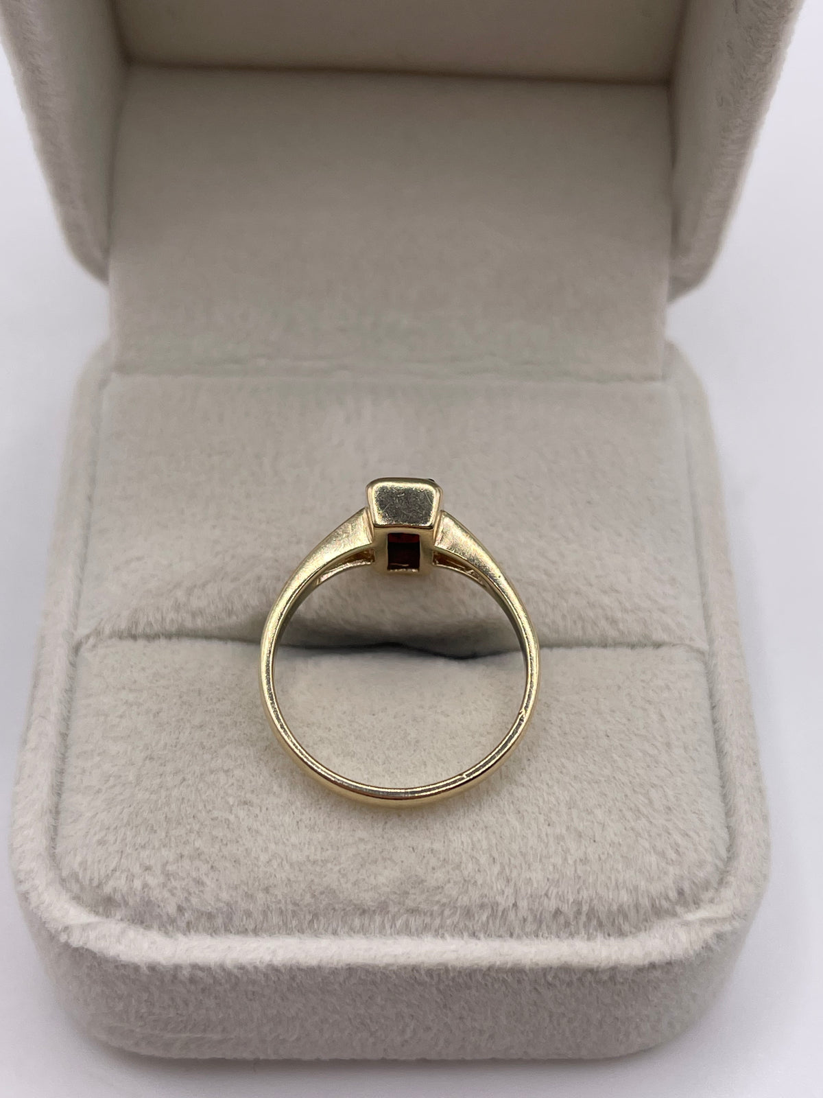 9ct gold garnet ring