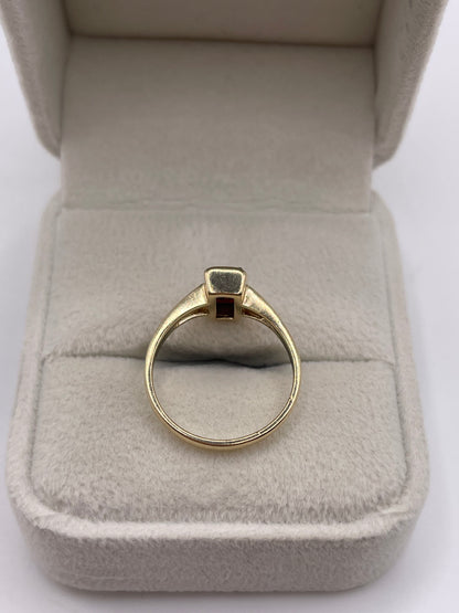 9ct gold garnet ring