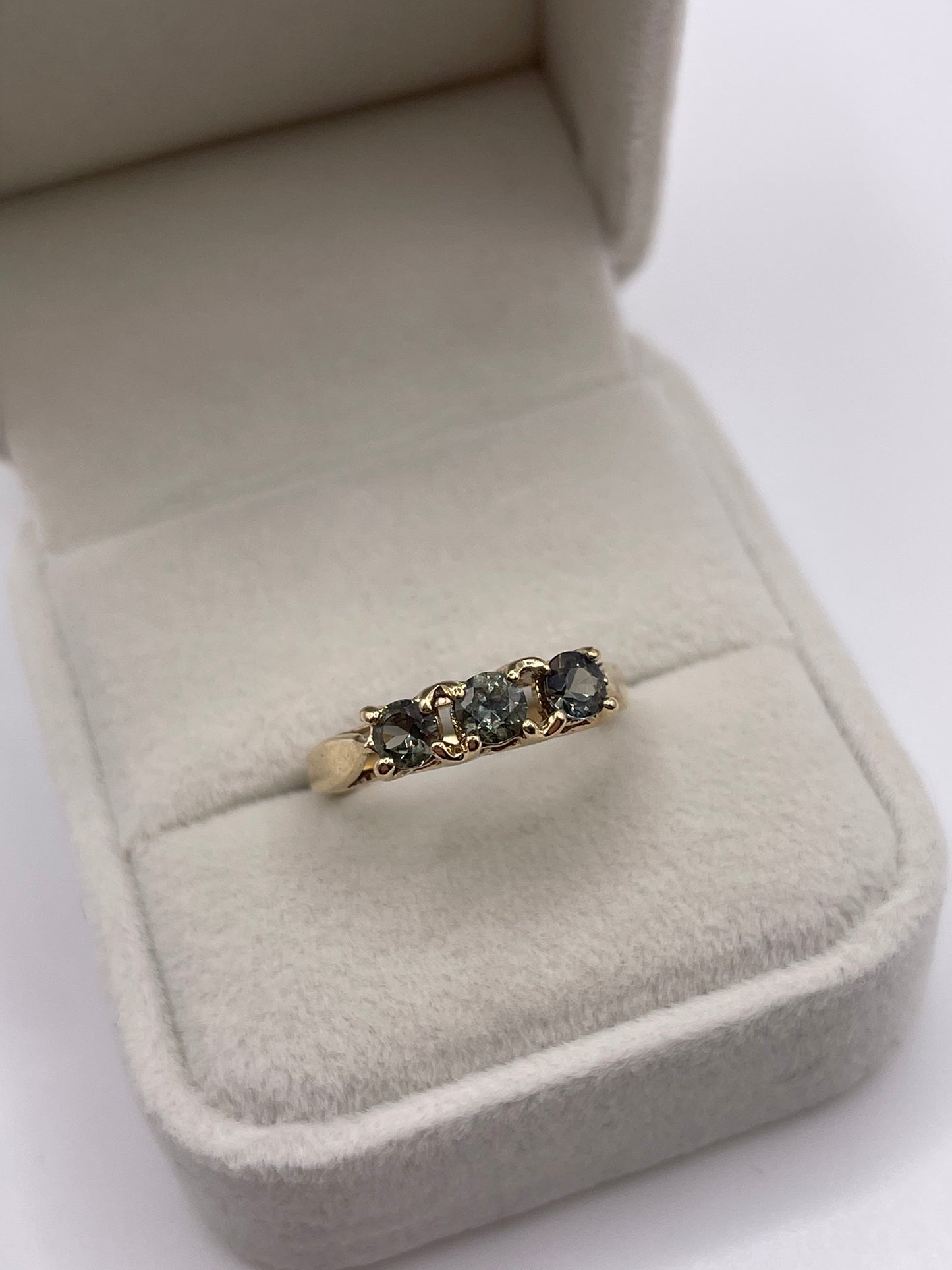 9ct gold quartz ring