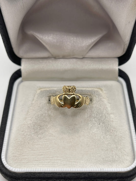 9ct gold claddagh ring