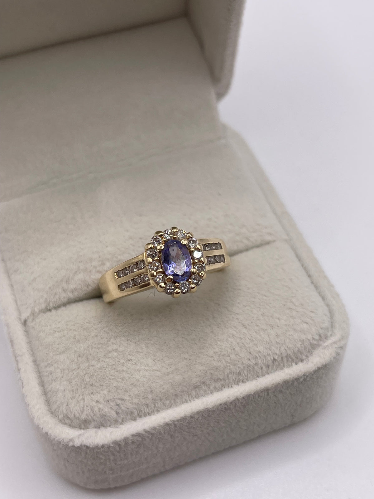 14ct gold tanzanite and diamond ring