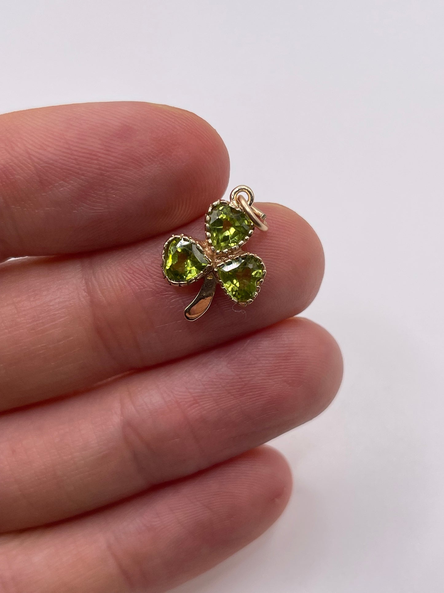 9ct gold peridot clover pendant