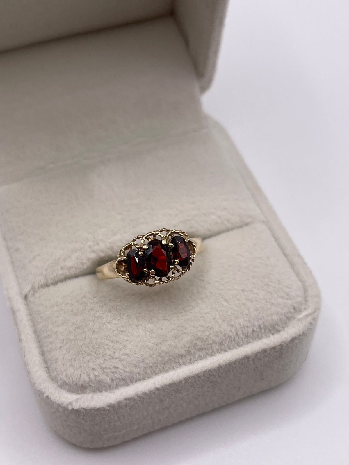 9ct gold garnet ring