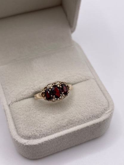 9ct gold garnet ring