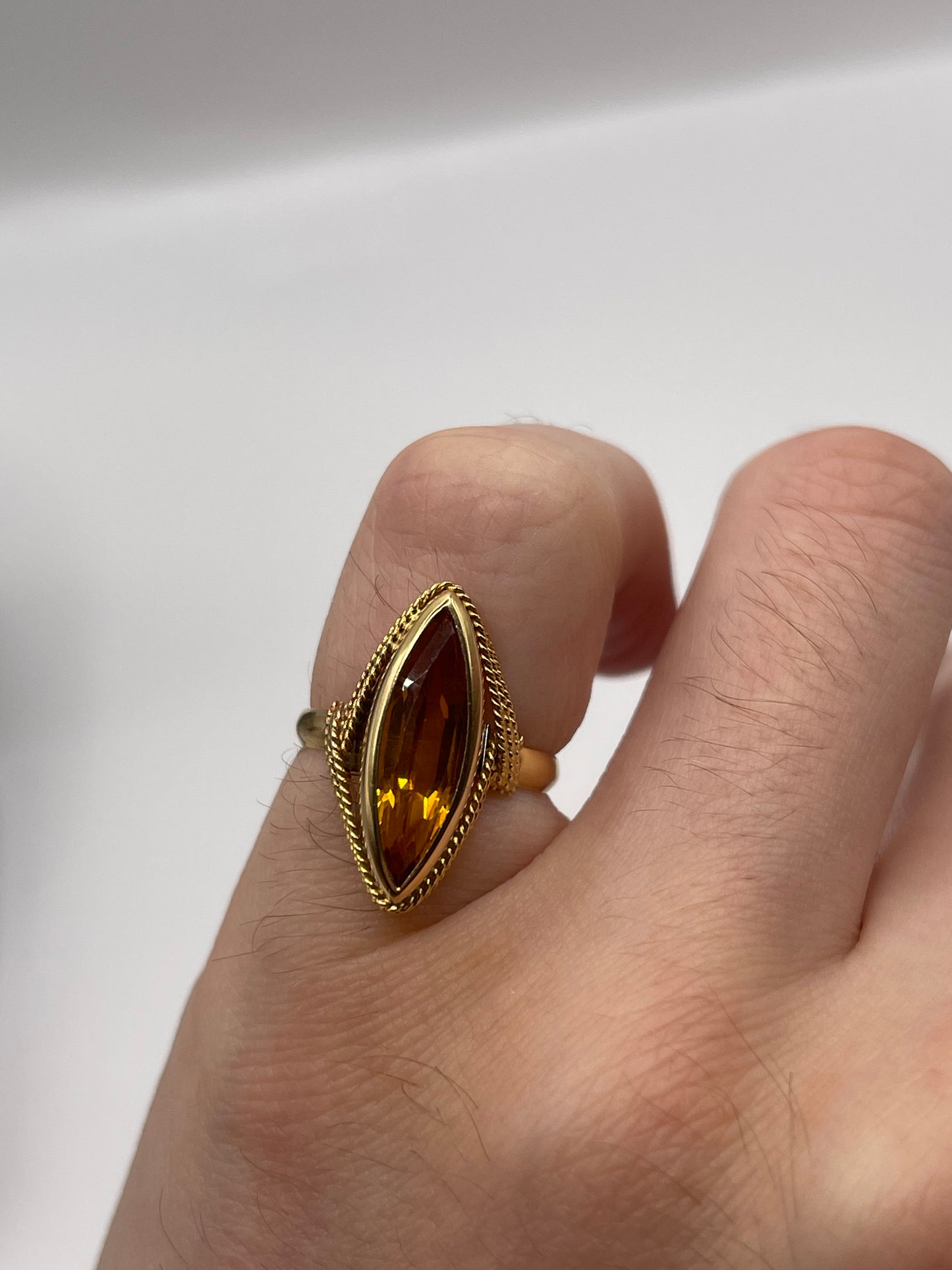 18ct gold synthetic spinel ring