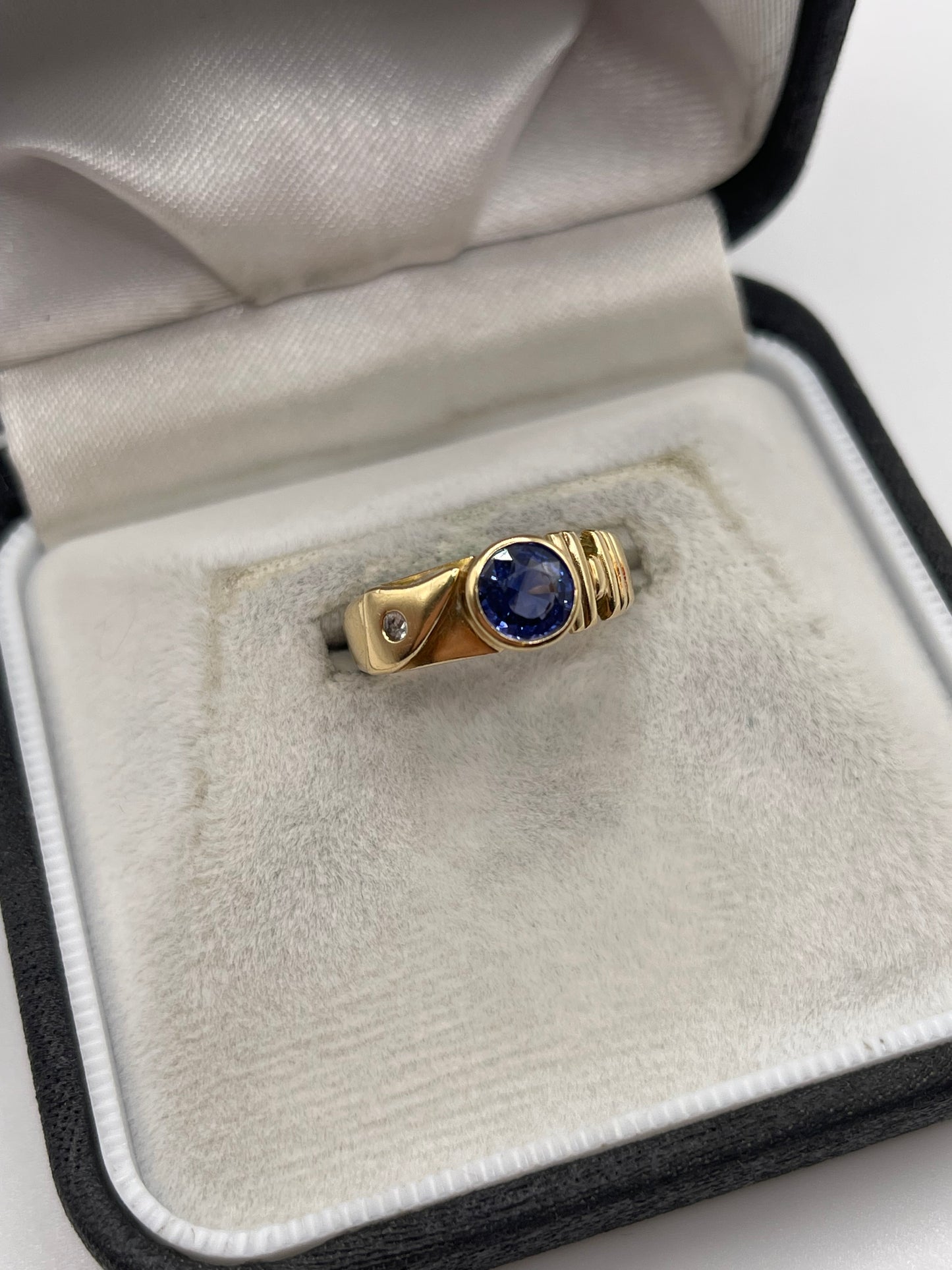18ct gold sapphire ring