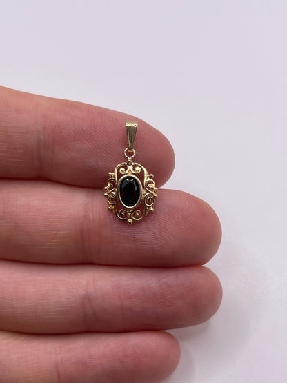 9ct gold garnet pendant