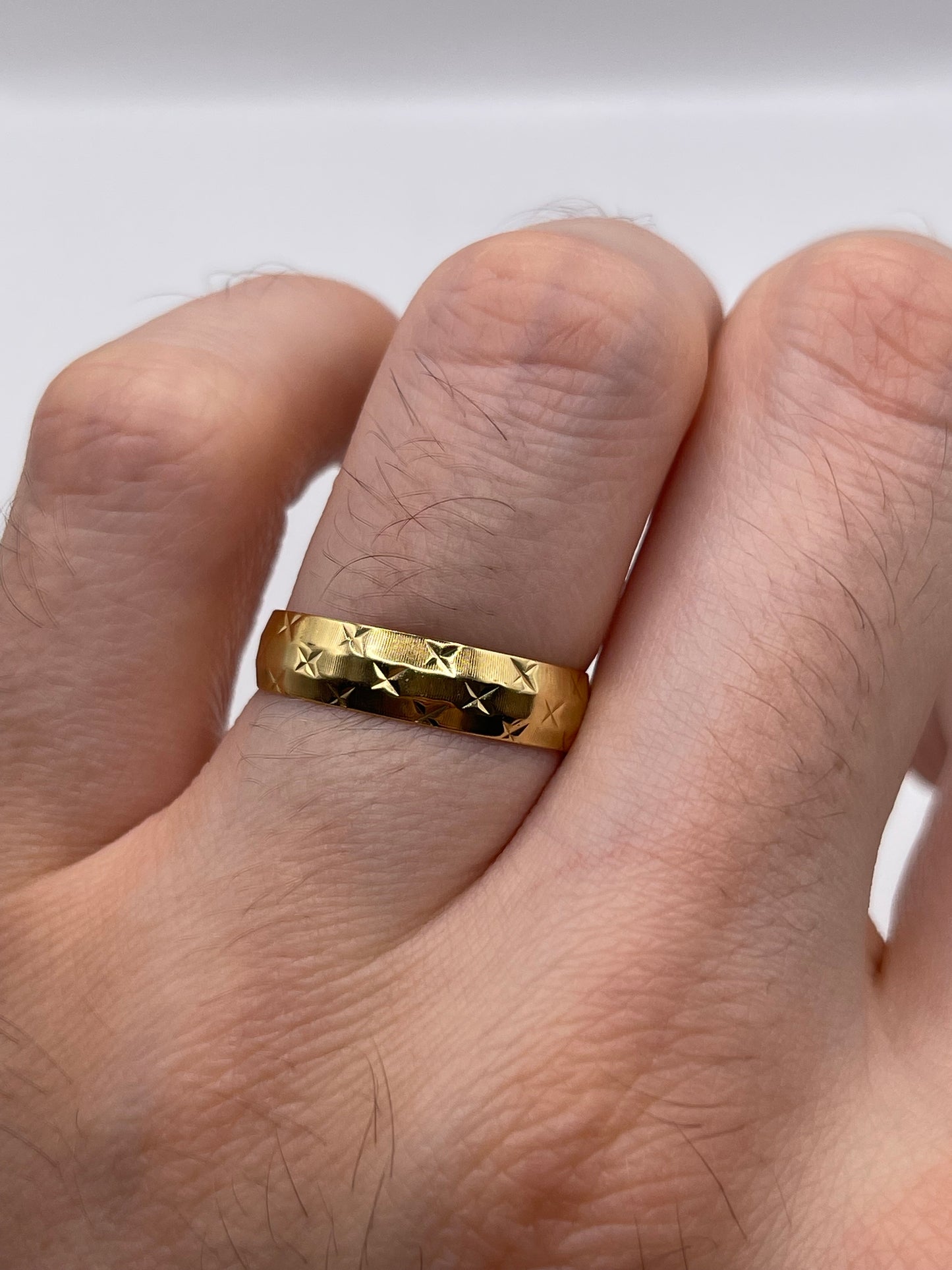 18ct gold patterned band